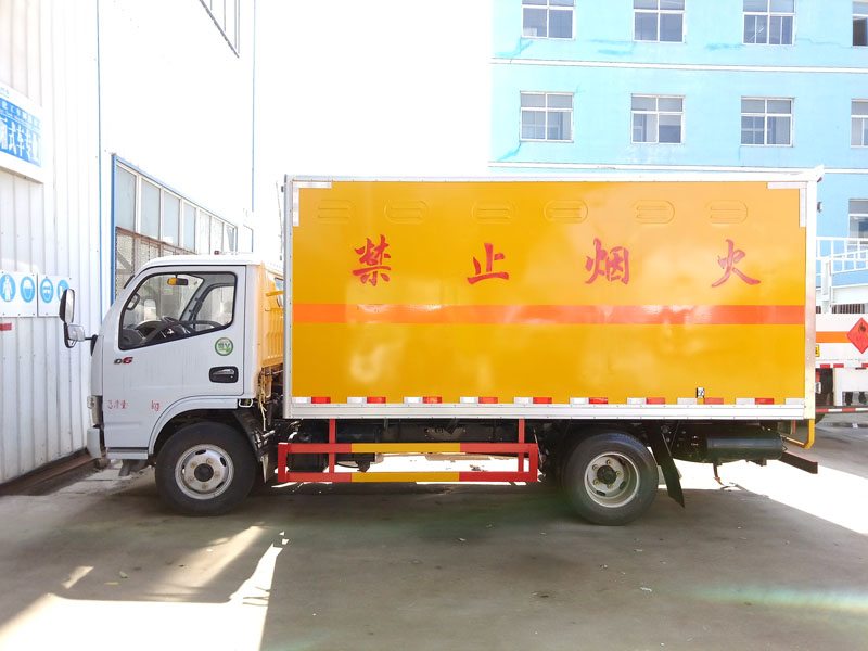 多利卡4.1米(3.4噸)雜項(xiàng)危險(xiǎn)品廂式車