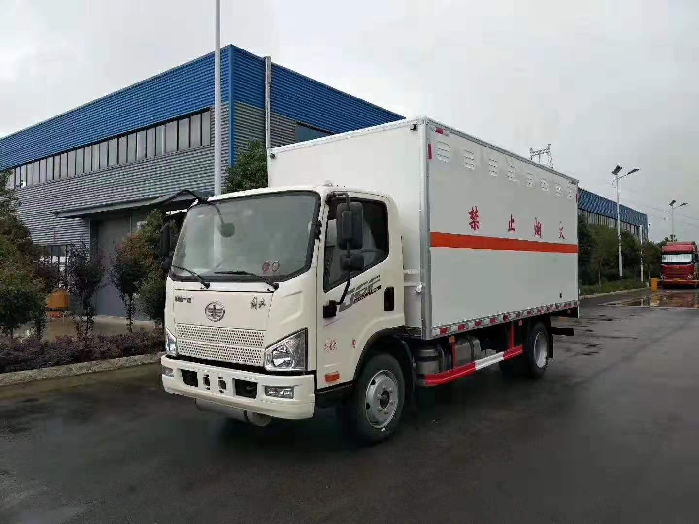 解放5.1米(額載7噸)氣瓶廂式運(yùn)輸車